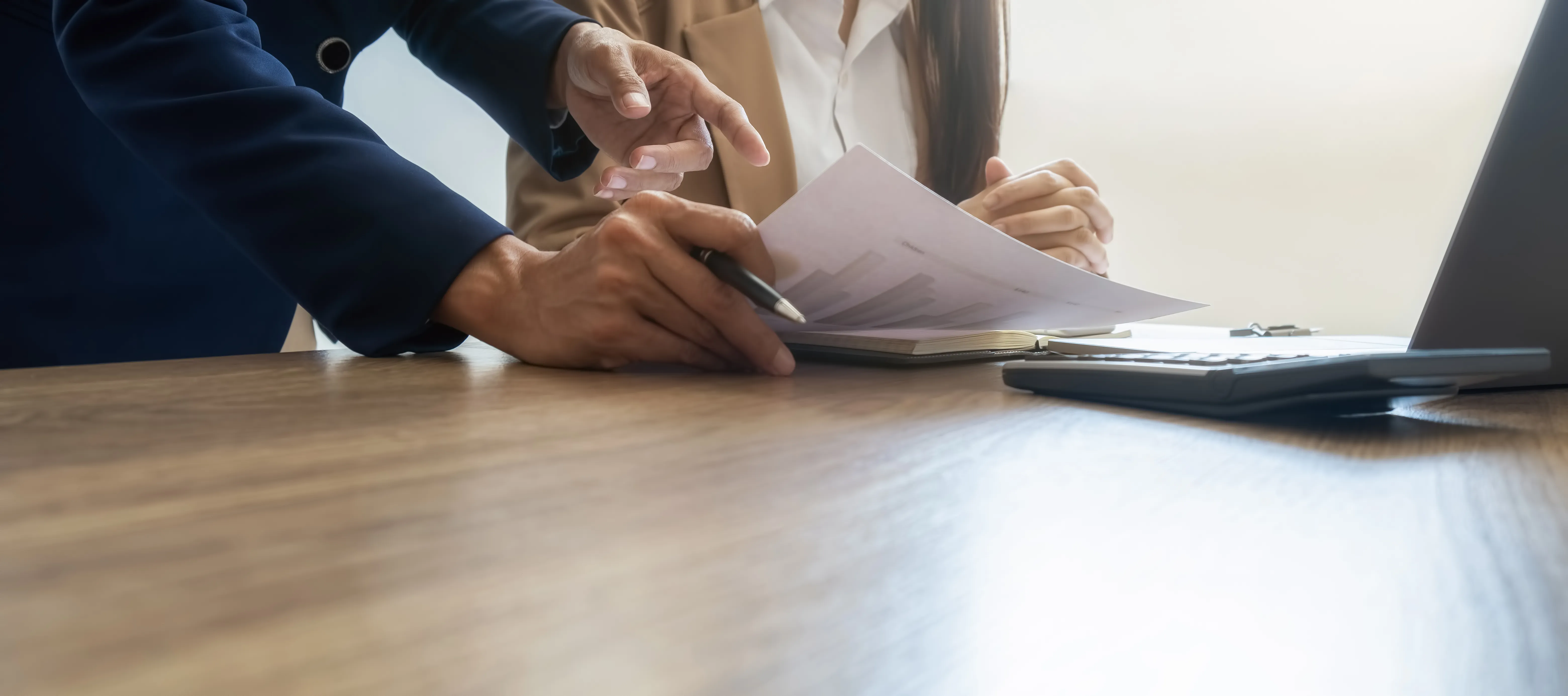 Firma de documentos legales para startups